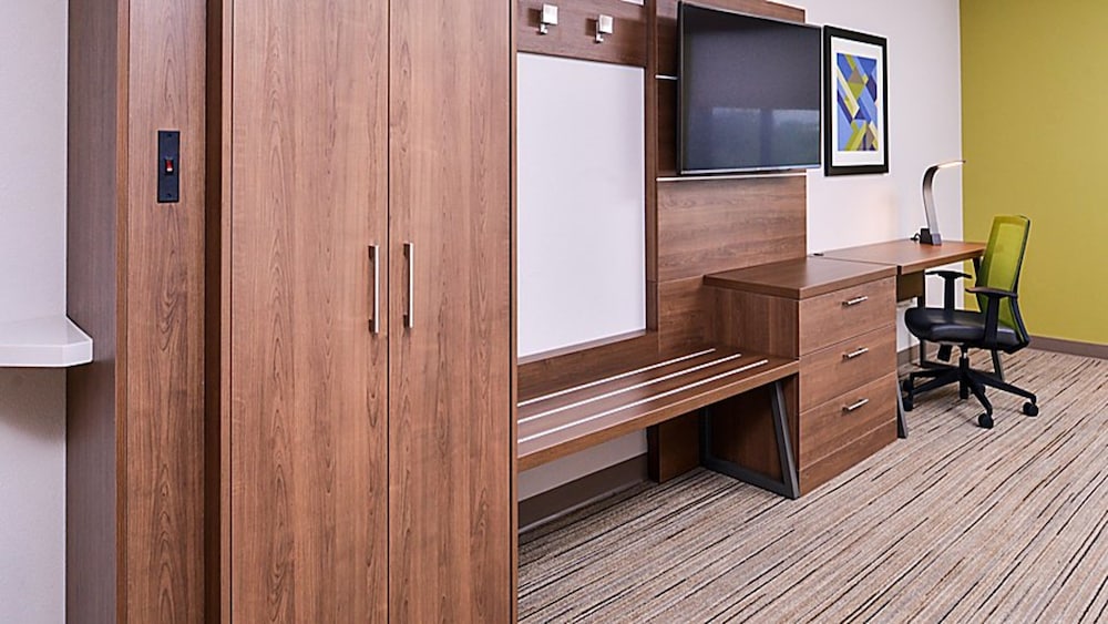 Holiday Inn Express Hotel & Suites Mount Pleasant by IHG - photo 23