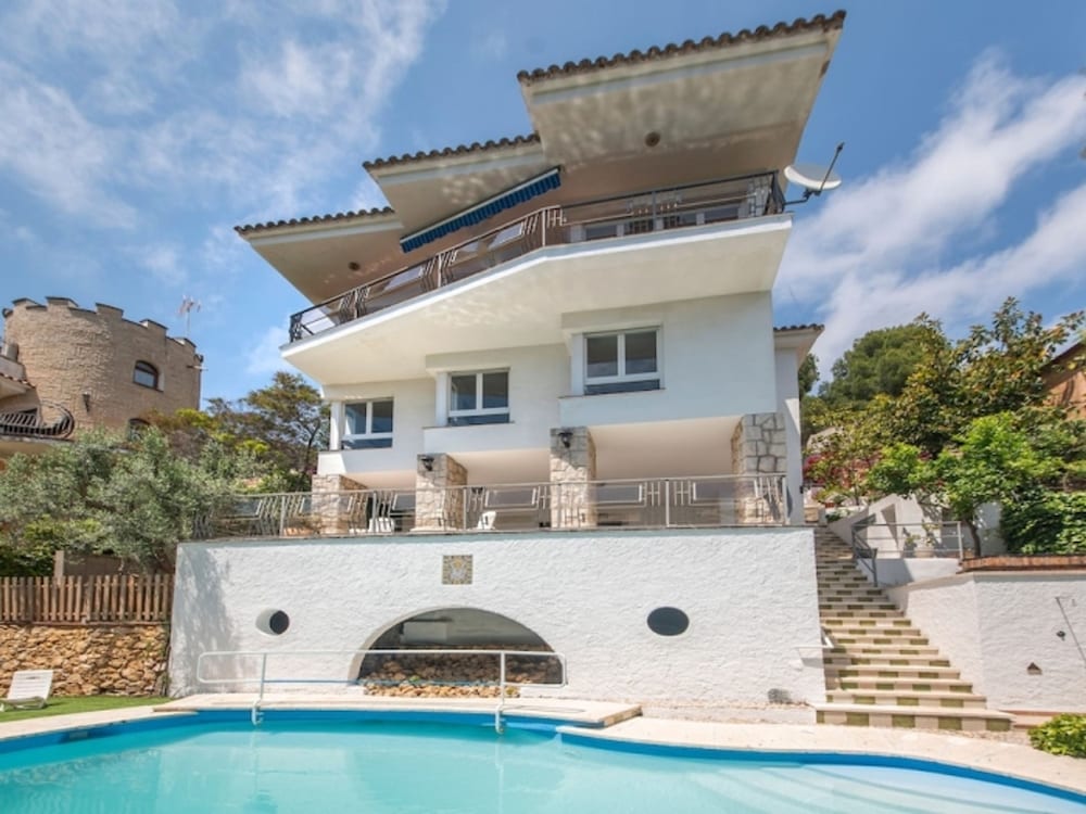 Th128 Villa con vistas a la playa la Mora — 4-Star Luxury Hotel in Tarragona, Spain