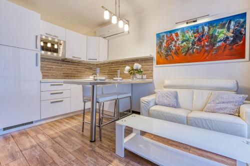 Stylish 2bedroom Penthouse in Central St Julians 501 in San Giljan, Malta