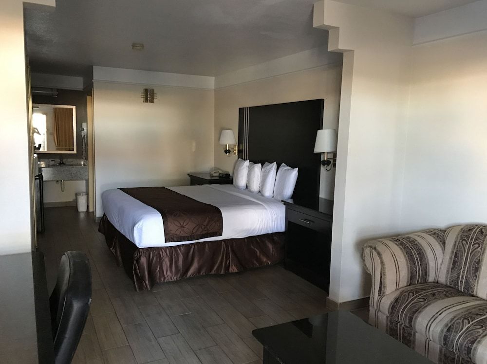 Texas Inn & Suites - photo 13