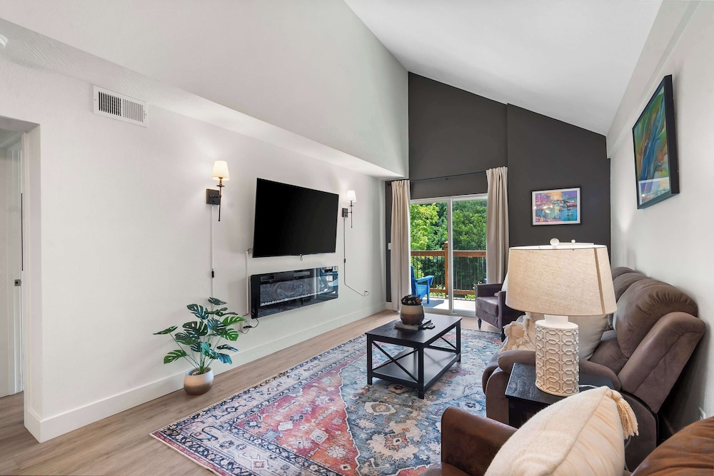 Creekside Duo Near the Landing in Branson, United States