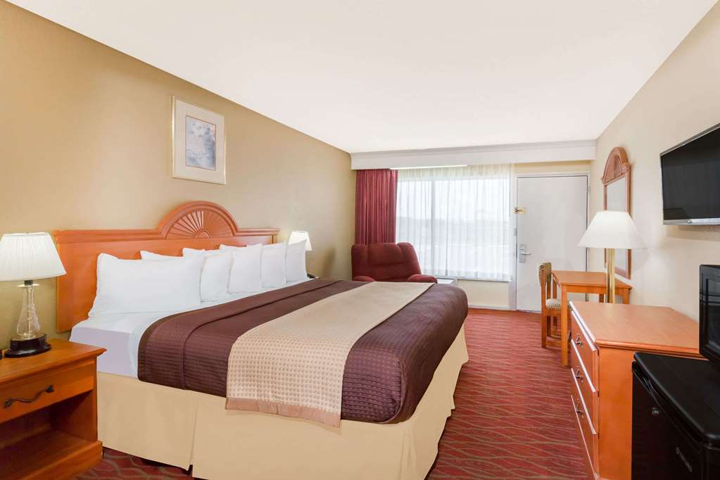 Days Inn by Wyndham Staunton - photo 10