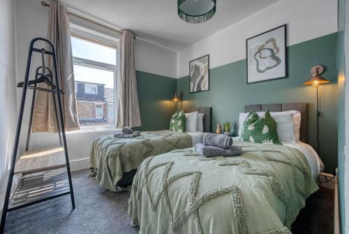 Stunning Design 3 Bedroom Townhouse Retreat in Southsea Sleeps 8 Chic and Spacious with Free Parking Permit WINTER SPECIAL OFFER AVAILABLE by Blue Puffin Stays — 4-Star Luxury Hotel in Portsmouth, United Kingdom