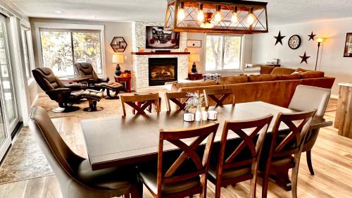 The Great Outdoors Fantastic home Lake Cascade Game room A C Lots of parking — 4-Star Luxury Hotel in Cascade, United States