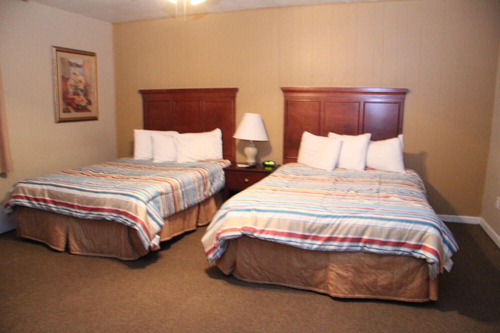 Green Acres Hotel - photo 10