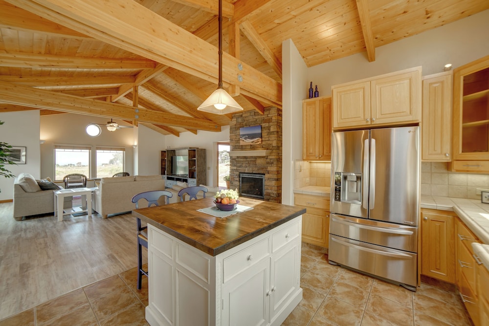 Inviting Manchester Home with Hot Tub Near Beach — 4-Star Luxury Hotel in Manchester, United States