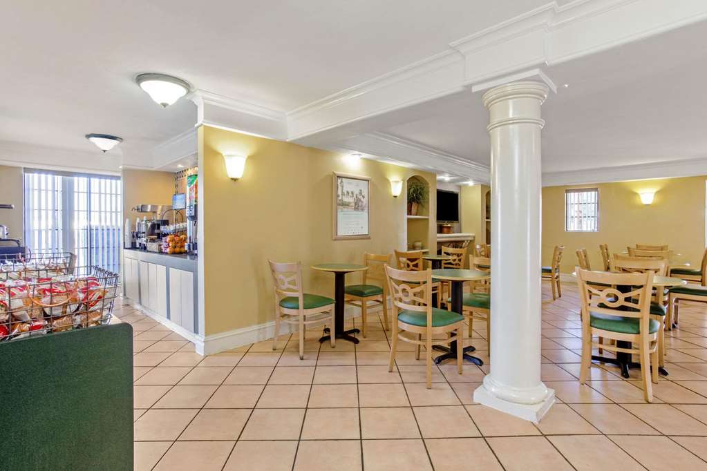 La Quinta Inn Tampa Bay Pinellas Park Clearwater - photo 42