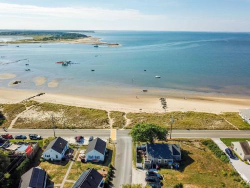 Across from Mayo beach walk to downtown — hotel in Wellfleet