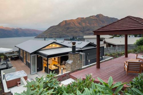 Mountain Vista beautifully renovated home with spa pool — 4-Star Luxury Hotel in Queenstown, New Zealand