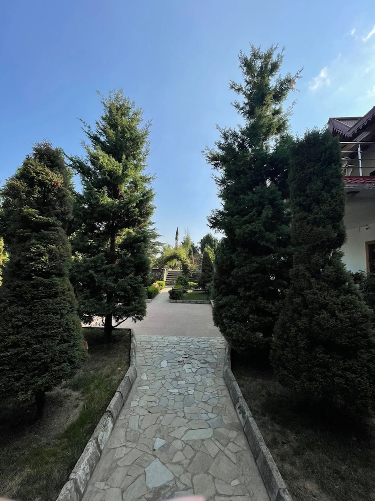 Shri Shail Inn in Dhari, India