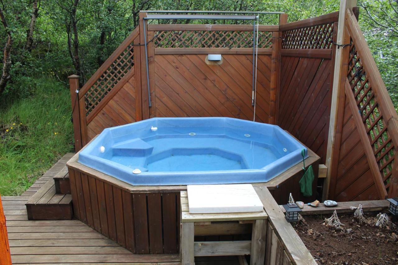 Relaxing and cozy cottage with hot tub