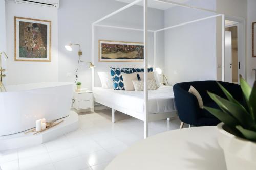 Glamorous flat with Jacuzzi king size bed and small balcony — 4-Star Luxury Hotel in Perugia, Italy