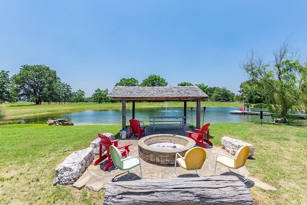 Fischer 3 Bedroom Farmhouse by RedAwning — 4-Star Luxury Hotel in Fredericksburg, United States