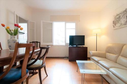 Budget Rooms with Sunny Terrace — Les Corts — photo 4