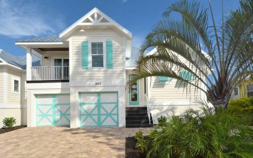 Seahorse Beach House managed by Beach Retreats — 4-Star Luxury Hotel in Holmes Beach, United States
