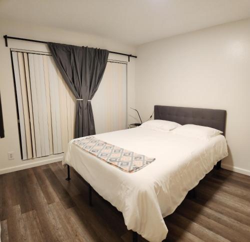 Centrally Located 4x Queen 300 Mbps Internet With Backyard — Hemet