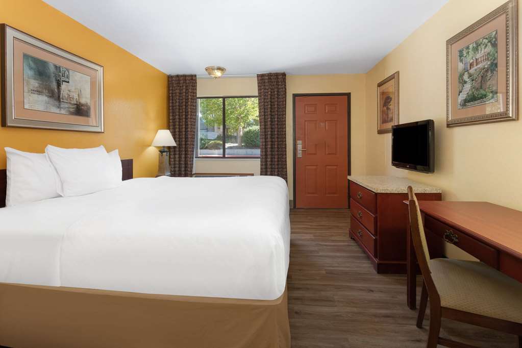Travelodge by Wyndham Albuquerque East - photo 42
