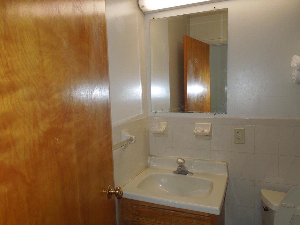 Lee's Motel - photo 23