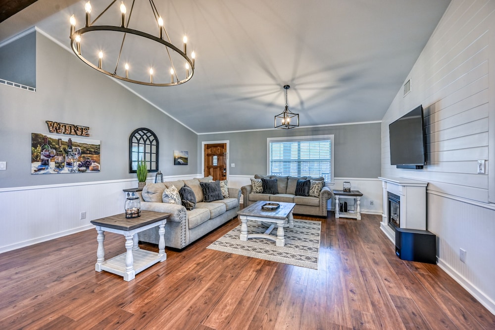 Wow Exceptional House With Inviting Fire Pit — 4-Star Luxury Hotel in Fredericksburg, United States