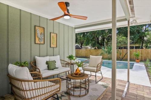 Coastal Pool Bungalow 15 Mins to Famous Beaches — 4-Star Luxury Hotel in Sarasota, United States