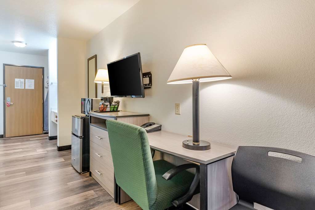 Econo Lodge Pueblo North - photo 13