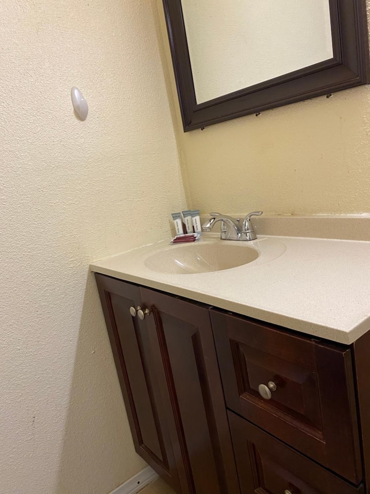 Madill Inn - photo 25