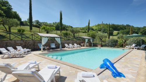 Val di Marco 12 Emma Villas — 4-Star Luxury Hotel in Valfabbrica, Italy