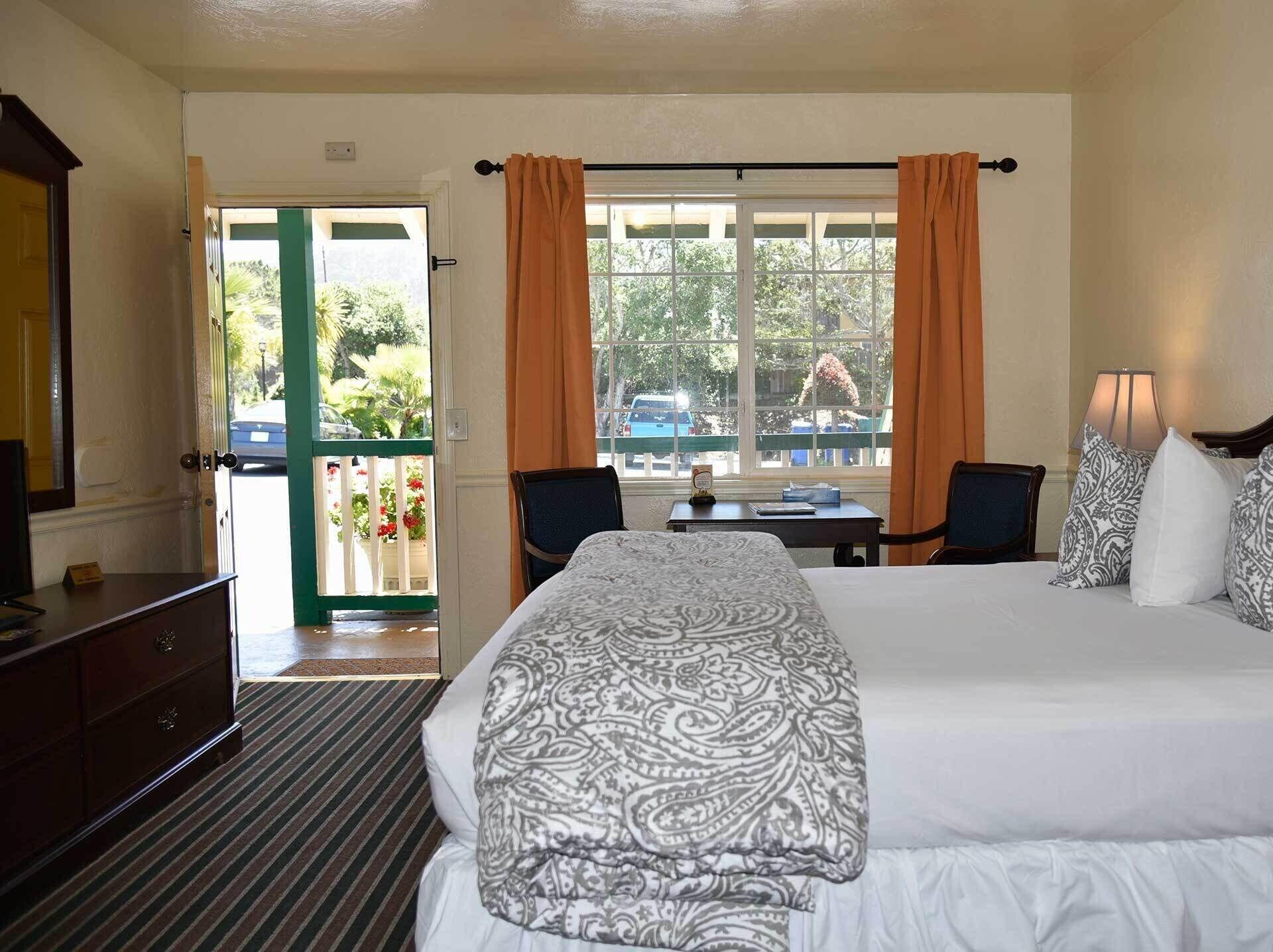 Monterey Pines Inn - photo 3