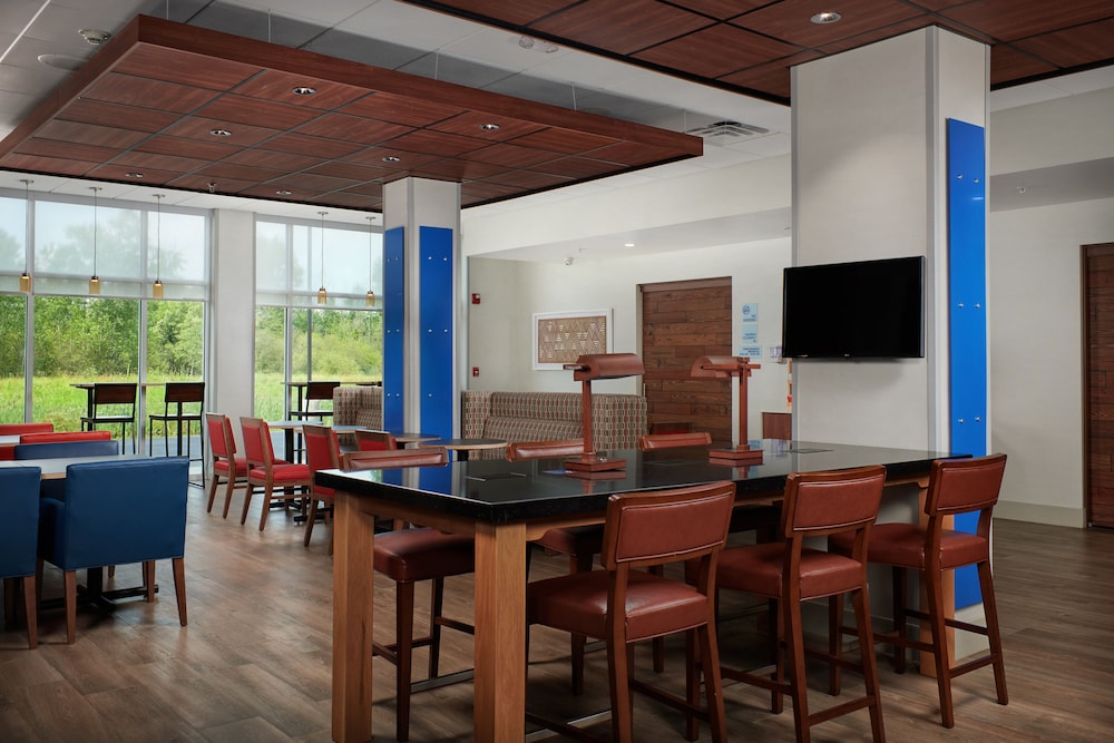 Holiday Inn Express Amherst Lockport by IHG - photo 35