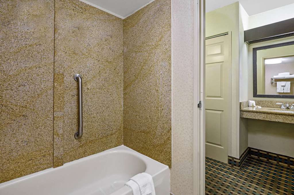La Quinta Inn by Wyndham Columbia SE Fort Jackson - photo 20