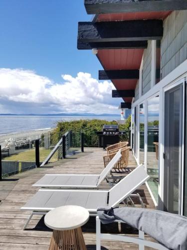 The Coastal Cottage Direct Beach Access — 4-Star Luxury Hotel in Point Roberts, United States