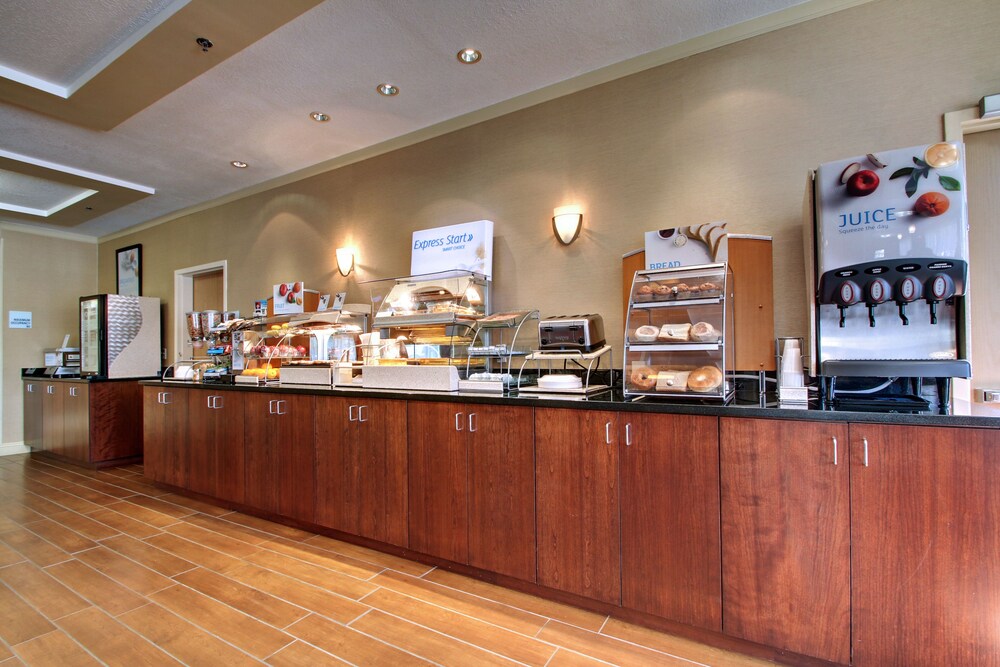 Holiday Inn Express Hotel & Suites Jacksonville South I 295 by IHG - photo 28