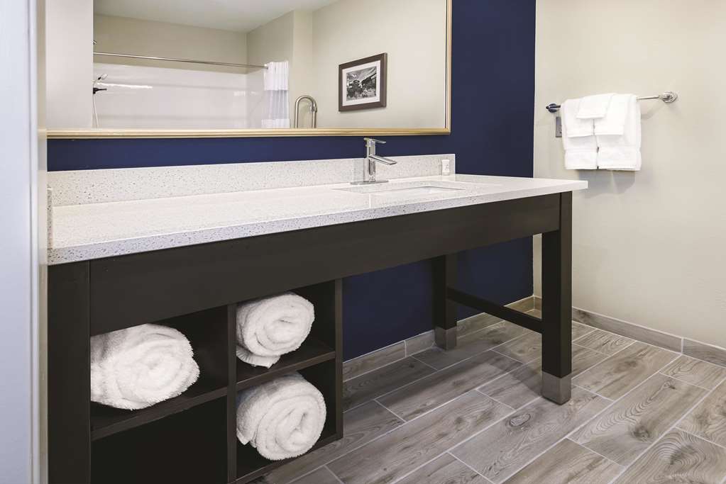 La Quinta Inn & Suites by Wyndham Odessa N. Sienna Tower - photo 11