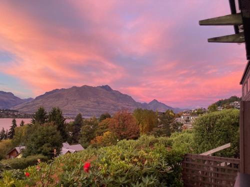 4 Bedroom Home Unlimited Wifi Fantastic Lake Views With Private Balcony — 4-Star Luxury Hotel in Queenstown, New Zealand