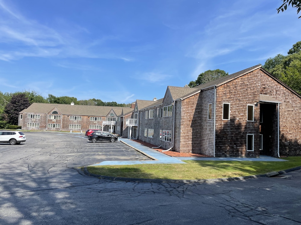 Gold Star Inn & Suites - photo 28