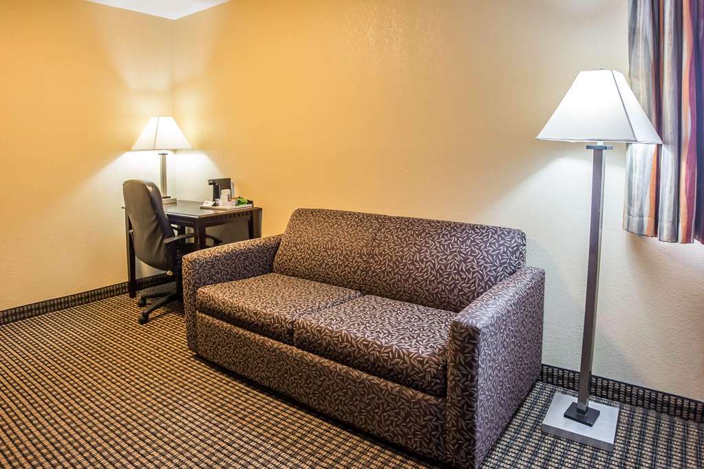 Econo Lodge Inn & Suites Monroe - photo 11
