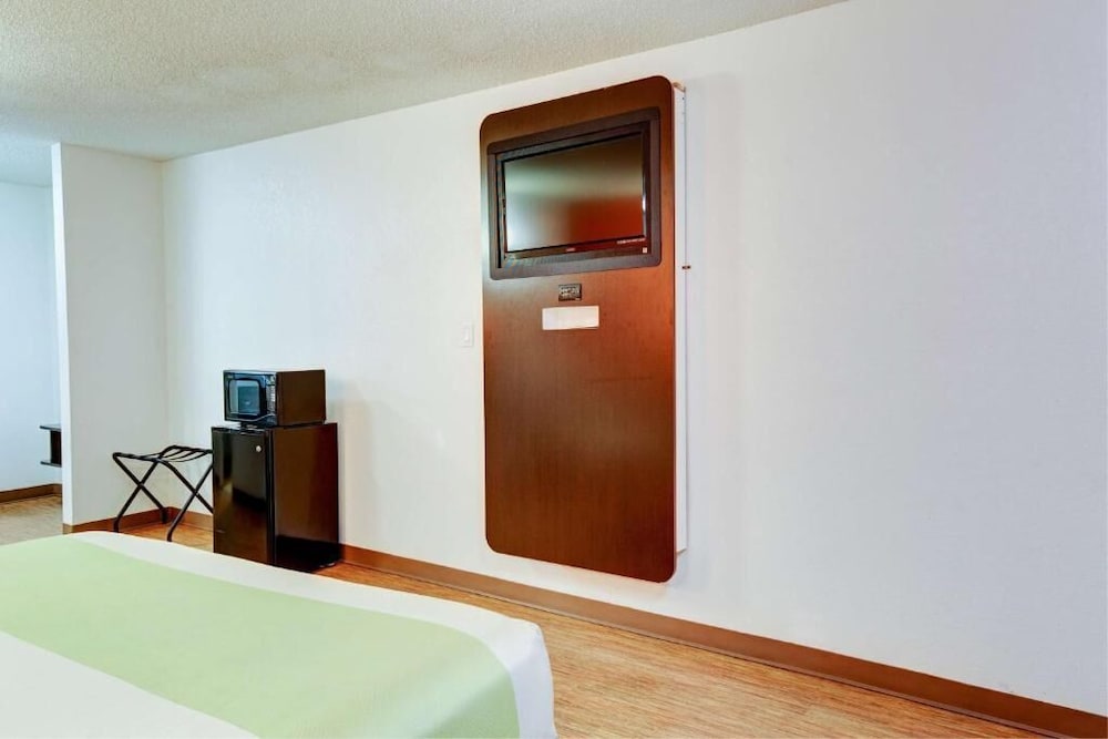 Executive Inn & Suites Hobby - photo 3