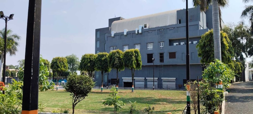 Hotel Atiraj in Sohagpur, India