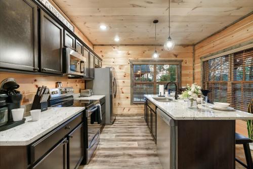 Smoky Mtn Cabin New Deck Bunks Hot Tub Game Room — 4-Star Luxury Hotel in Sevierville, United States