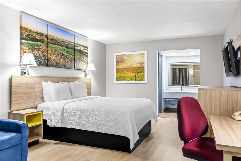 Days Inn by Wyndham Salina South - photo 33