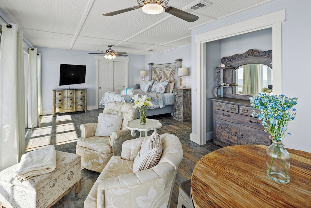 Luxury Gulf Front Property Directly on the Beach Sleeps 15 - photo 13