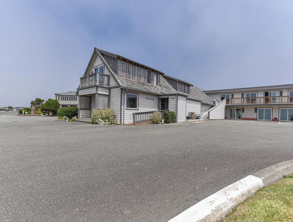 Sunset Oceanfront Lodging - photo 16