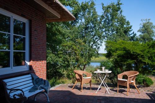 Reetdachhaus direkt am Wasser — hotel in Breiholz