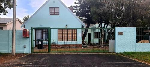 Cozy Cottage 500m From the Beach