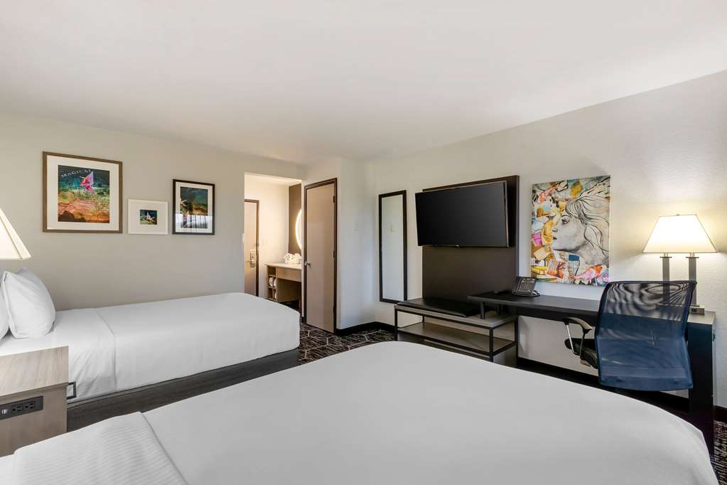 La Quinta Inn & Suites by Wyndham Des Moines West Clive - photo 61