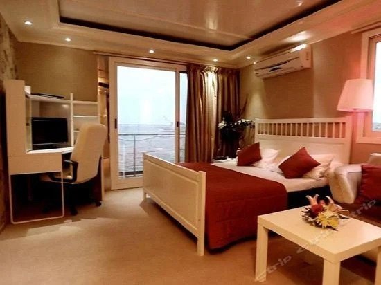Jawhara Floating House — 5-Star Luxury Hotel in Dubai, United Arab Emirates