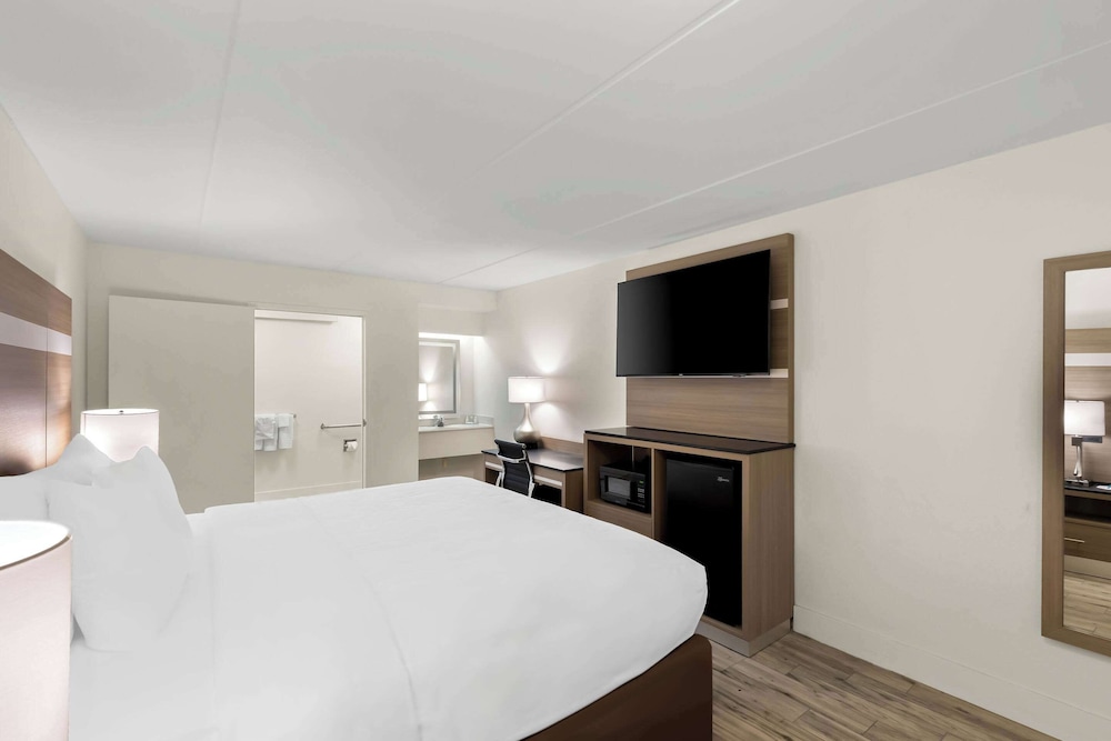 Clarion Pointe Kennesaw Town Center - photo 25