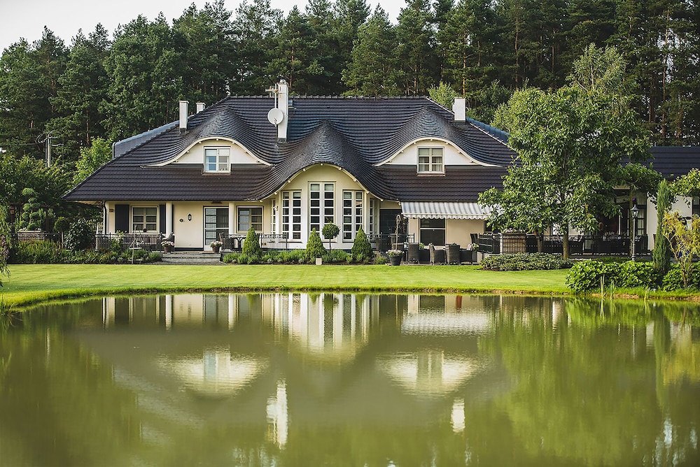 Hubertus Dwór Myśliwski - carbon neutral hotel in Opole