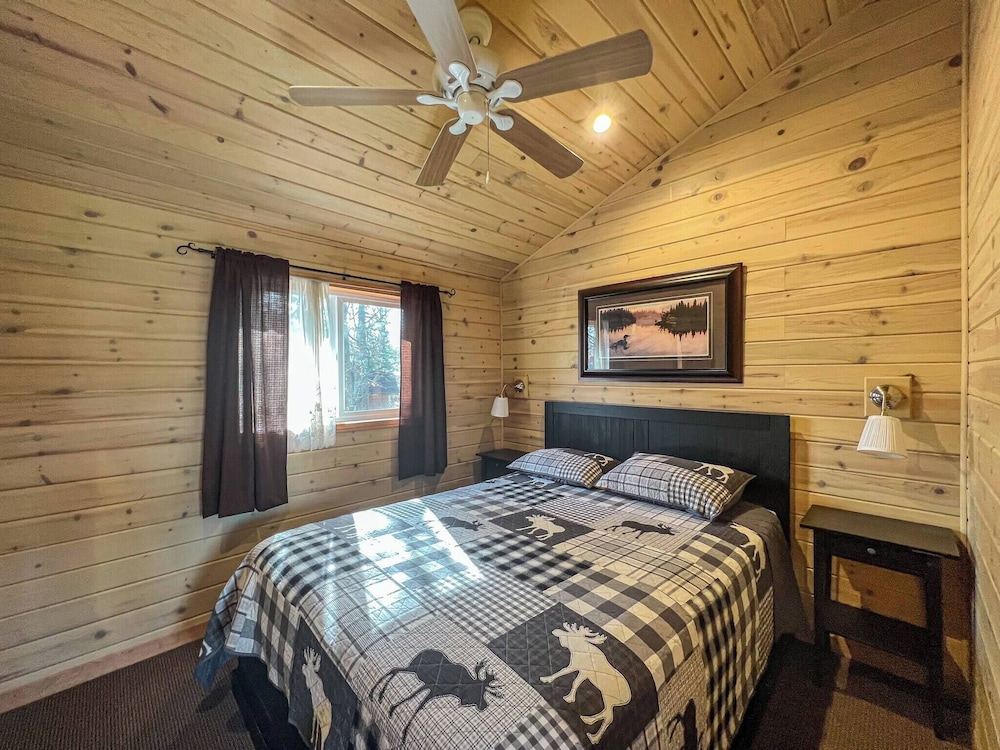 Ahmic Lake Resort’s Black Bear Cottage in Huntsville, Canada