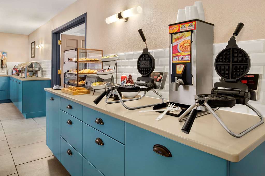 Country Inn & Suites by Radisson Decorah IA - photo 18